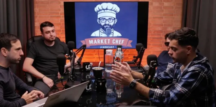 pessoas no studio de podcast