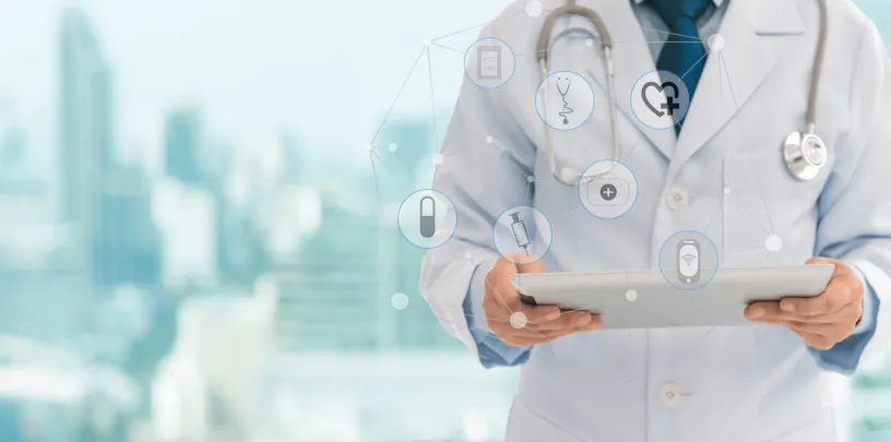 médico com prancheta na mão