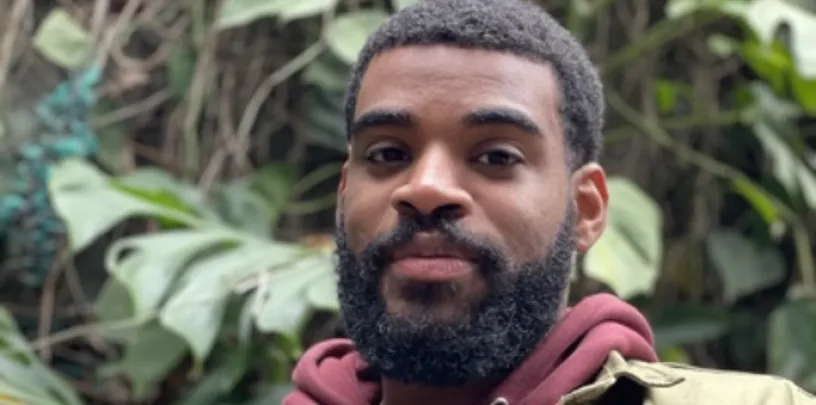 Homen negro com barba, ex-aluno