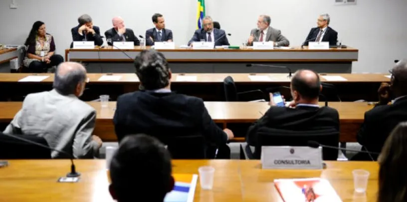 Eleições e servidores públicos em ambiente de trabalho, representando tensões e desafios no período eleitoral