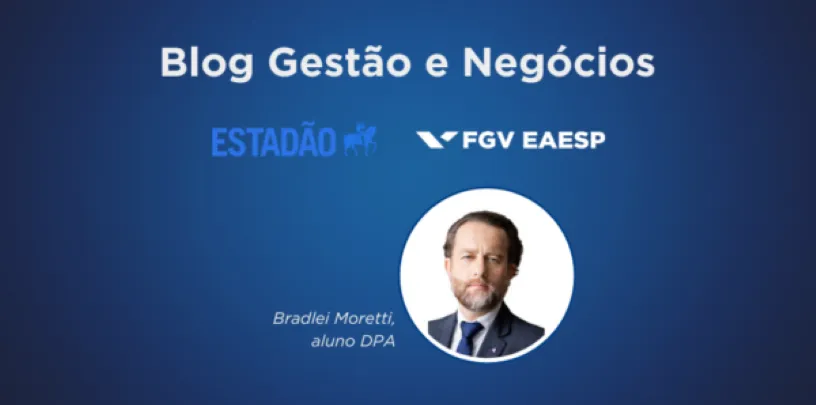 imagem do autor em um fundo azul