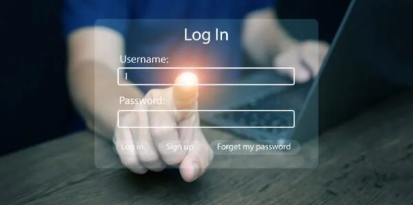 Tela de computador exibindo portal de transparência de Tribunal de Contas com gráficos e canais de participação cidadã