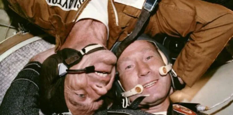Astronautas americanos e soviéticos trabalhando juntos durante o Projeto Apollo–Soyuz, simbolizando colaboração apesar das rivalidades geopolíticas.