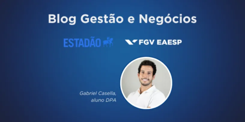 imagem do autor em um fundo azul