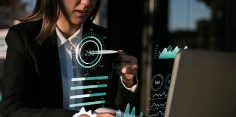 Profissional analisando dados financeiros em ambiente digital, com gráficos e indicadores de risco projetados na tela.