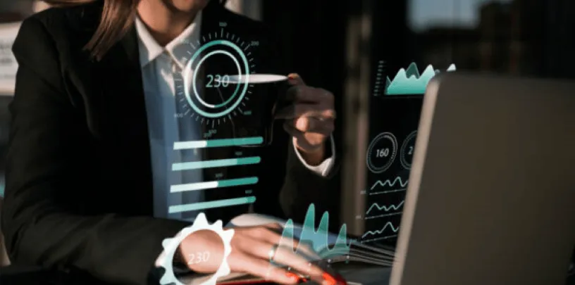 Profissional analisando dados financeiros em ambiente digital, com gráficos e indicadores de risco projetados na tela.