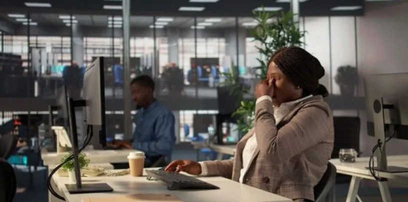 ambiente de trabalho corporativo com pessoas em situação de estresse e apoio entre colegas