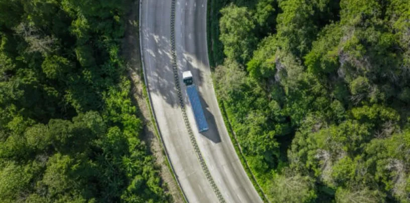 Rede global de logística conectando centros de distribuição e transporte com tecnologia digital