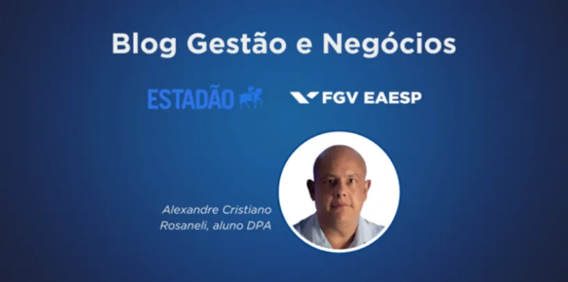 Banner com fundo azul exibindo o título “Blog Gestão e Negócios” no topo, acompanhado dos logotipos do Estadão e da FGV EAESP. Ao centro há uma foto circular de uma pessoa, com o texto “Alexandre Cristiano Rosaneli, aluno DPA”