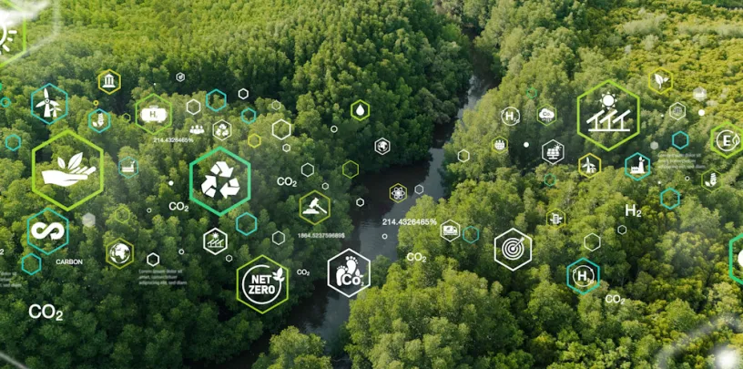 Vista aérea de uma floresta densa cortada por um rio, com ícones gráficos sobrepostos que representam sustentabilidade e gestão ambiental, como reciclagem, emissões de CO₂, energia renovável, hidrogênio e meta de carbono neutro. A composição sugere uso de tecnologia e dados na preservação ambiental e na economia verde.