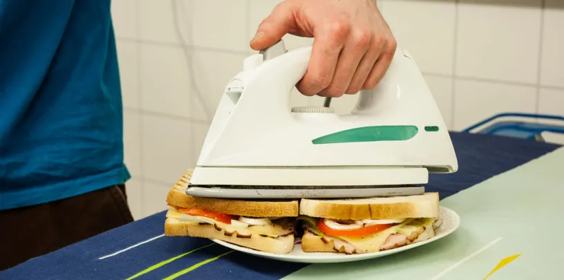 Pessoa criando uma gambiarra doméstica com materiais reutilizados, representando o improviso nas práticas de consumo.