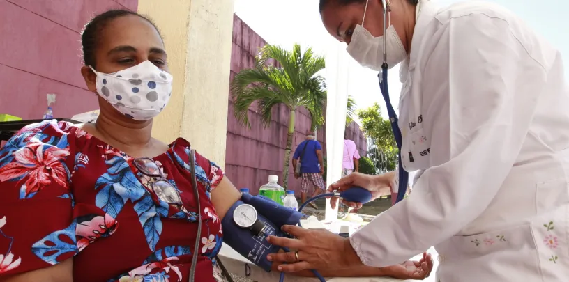 Profissional de saúde realizando atendimento em unidade básica após a saída dos médicos cubanos em município vulnerável do Brasil.