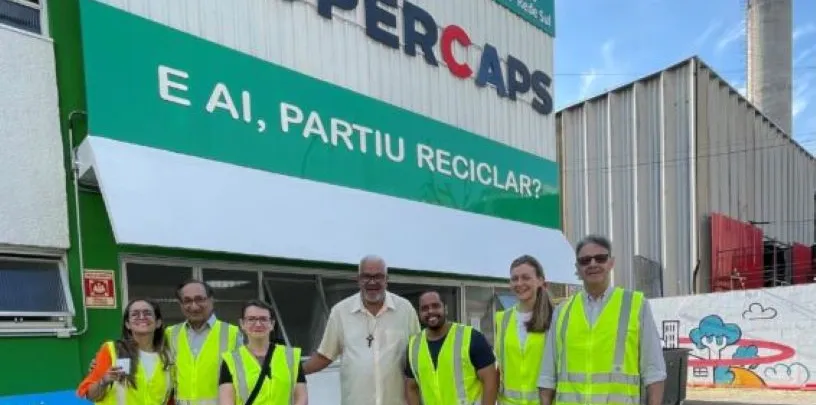 equipe em frente a empresa coopercaps