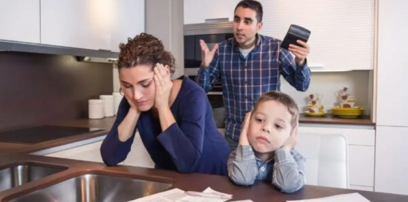 Família brasileira analisando contas e dívidas em casa, representando o superendividamento das famílias no Brasil
