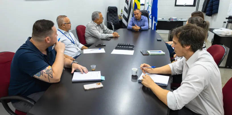 Servidores públicos discutindo estratégias de resistência a pressões antidemocráticas em ambiente institucional