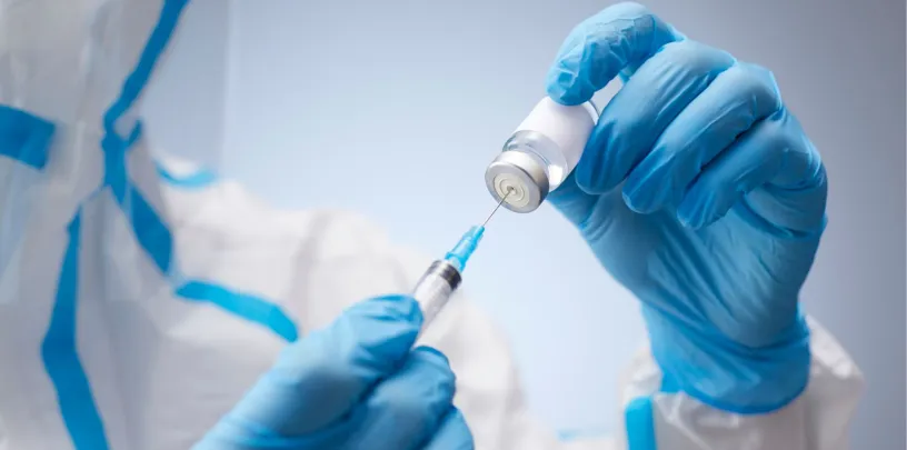 Profissionais em laboratório farmacêutico representam como as compras públicas na saúde impulsionam inovação e produção nacional