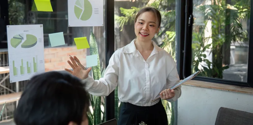 Liderança para sustentabilidade nas empresas orientando equipes e estratégias de gestão sustentável.