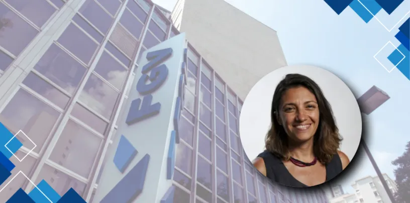 foto da professora em frente ao prédio da EAESP