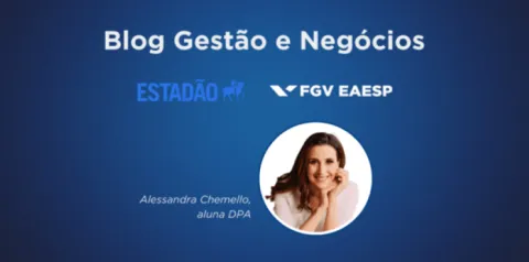 imagem da autora em um fundo azul