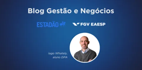imagem do autor em um fundo azul