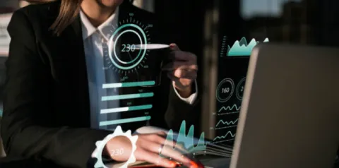 Profissional analisando dados financeiros em ambiente digital, com gráficos e indicadores de risco projetados na tela.
