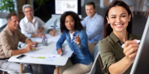 Equipe reunida em ambiente de trabalho colaborativo durante sessão de brainstorming.