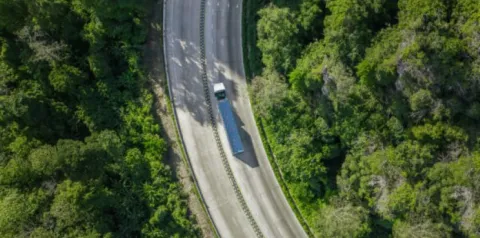 Rede global de logística conectando centros de distribuição e transporte com tecnologia digital