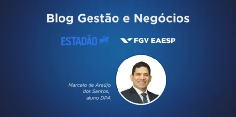 Banner com fundo azul com o título “Blog Gestão e Negócios” no topo, seguido pelos logotipos do Estadão e da FGV EAESP. No centro há uma foto circular de uma pessoa usando terno, acompanhada do texto “Marcelo de Araújo dos Santos, aluno DPA”