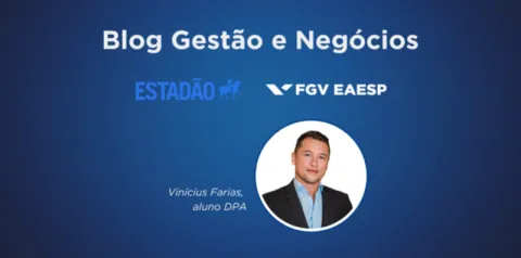 Banner com fundo azul exibindo o título “Blog Gestão e Negócios” no topo, acompanhado dos logotipos do Estadão e da FGV EAESP. Ao centro há uma foto circular de uma pessoa vestindo blazer, com o texto “Vinicius Farias, aluno DPA”