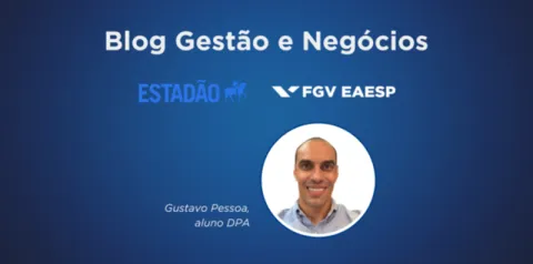 Banner com fundo azul exibindo o título “Blog Gestão e Negócios” no topo, acompanhado dos logotipos do Estadão e da FGV EAESP. Ao centro há uma foto circular de uma pessoa sorrindo, com o texto “Gustavo Pessoa, aluno DPA”