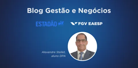Banner com fundo azul exibindo o título “Blog Gestão e Negócios” no topo, acompanhado dos logotipos do Estadão e da FGV EAESP. Ao centro há uma foto circular de uma pessoa usando óculos e traje formal, com o texto “Alexandre Stellet, aluno DPA”