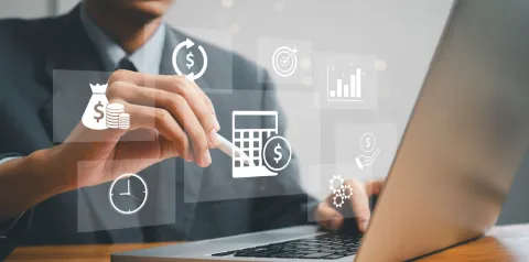 Pessoa utilizando um laptop em uma mesa enquanto segura uma caneta digital, com ícones digitais sobrepostos representando finanças e gestão, como calculadora, dinheiro, gráfico, relógio e engrenagens. A cena sugere análise financeira e tomada de decisão em ambiente de trabalho.