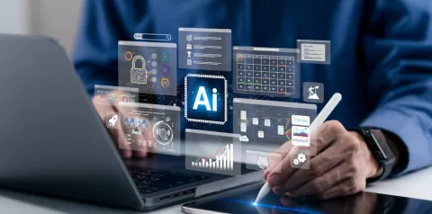 Pessoa utilizando um laptop e uma caneta digital em um tablet sobre a mesa, com diversos painéis virtuais sobrepostos representando inteligência artificial, análise de dados, segurança, calendário e gráficos. A cena remete ao uso de tecnologia avançada e IA em ambiente de trabalho corporativo.