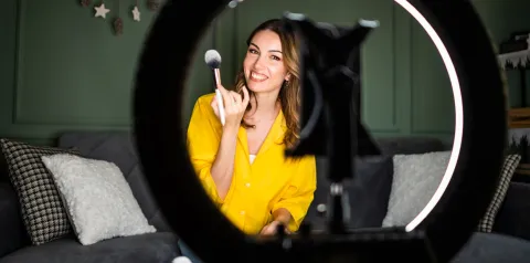 Influenciadora digital apresenta opções de maquiagem acessível e compara produtos de beleza nas redes sociais