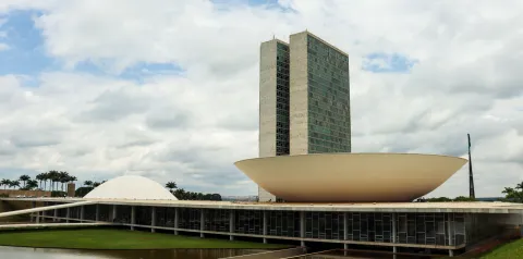 Debate político sobre regras fiscais no Brasil e aprovação do teto de gastos no Congresso Nacional