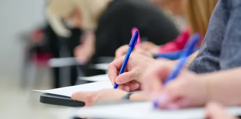  Pesquisadores analisando dados de pesquisa experimental para melhorar políticas públicas e decisões na administração pública.