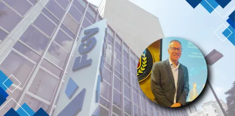 imagem do professor em frente a faixada da EAESP