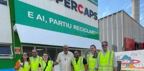 equipe em frente a empresa coopercaps