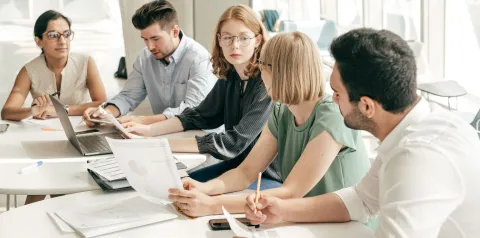 Liderança estratégica em equipes com executivos reunidos discutindo estratégias e decisões conjuntas