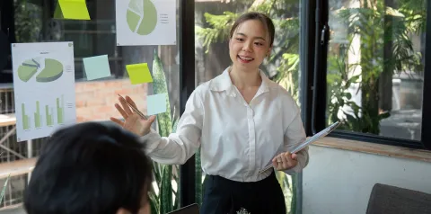 Liderança para sustentabilidade nas empresas orientando equipes e estratégias de gestão sustentável.