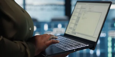 Pessoa utilizando sistema digital de segurança da informação em computador