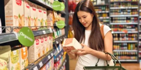 Consumidor avaliando atributos de um produto ético antes da compra