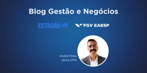 foto do autor em fundo azul