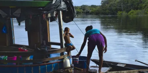 Comunidade amazônica desenvolvendo atividades sustentáveis baseadas na economia circular