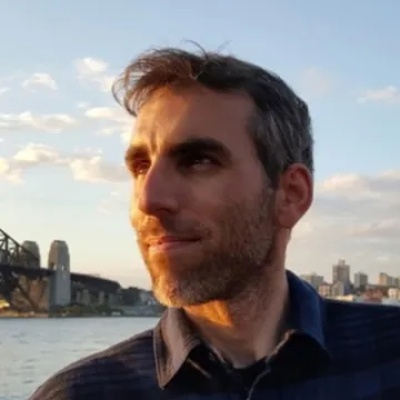 Ecológo, MSc. em Engenharia Ambiental pela UNESP, Ph.D. em Planejamento Energético pelo PPE/COPPE/UFRJ e Ph.D. em Planejamento e Políticas Energéticas pela University of Technology Sydney - UTS.