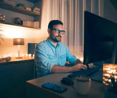 homem trabalhando no computador em casa