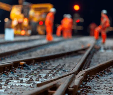 estrada ferroviária em construção
