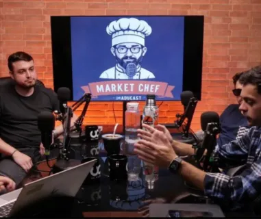 pessoas no studio de podcast