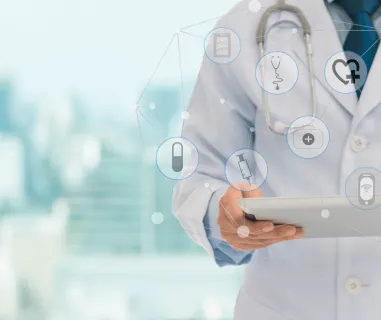 médico com prancheta na mão