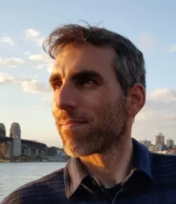 Ecológo, MSc. em Engenharia Ambiental pela UNESP, Ph.D. em Planejamento Energético pelo PPE/COPPE/UFRJ e Ph.D. em Planejamento e Políticas Energéticas pela University of Technology Sydney - UTS.
